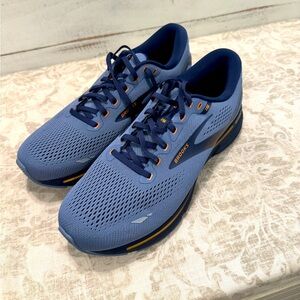 Brooks running shoes wide width